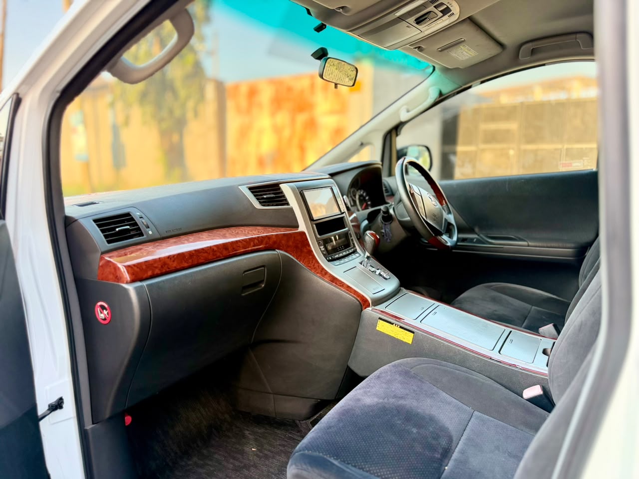 TOYOTA VELLFIRE thumbnail 4